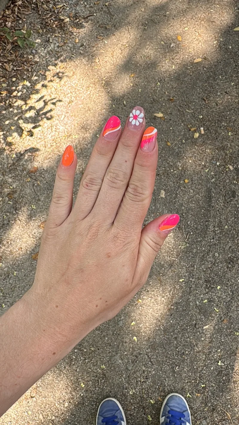 So Nails and Soins