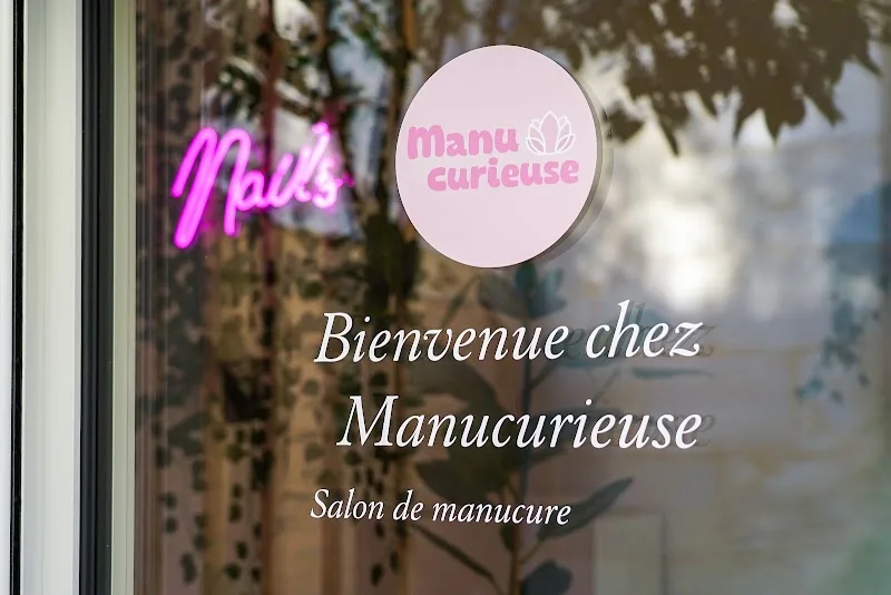 Manucurieuse