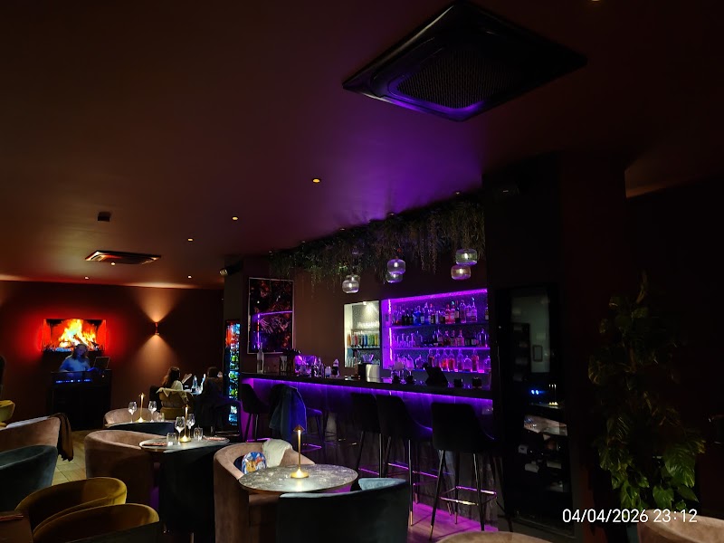 RESTAURANT ATMOSPHERE LOUNGE