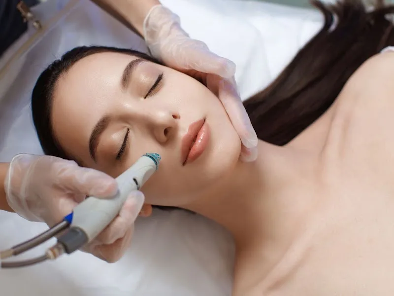 EFB: Épilation au fil - Blanchiment dentaire - Rehaussement cils - Browlift sourcils - Soin profond Hydrafacial visage