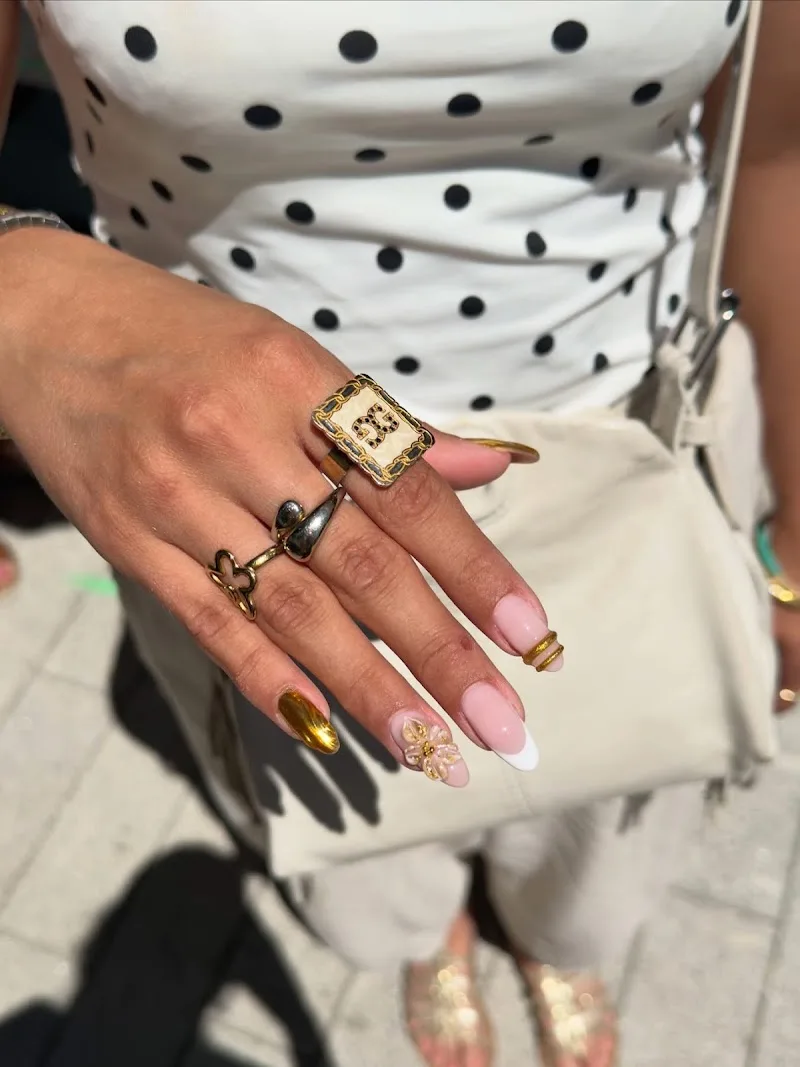 SALON DES ONGLES République Porte B