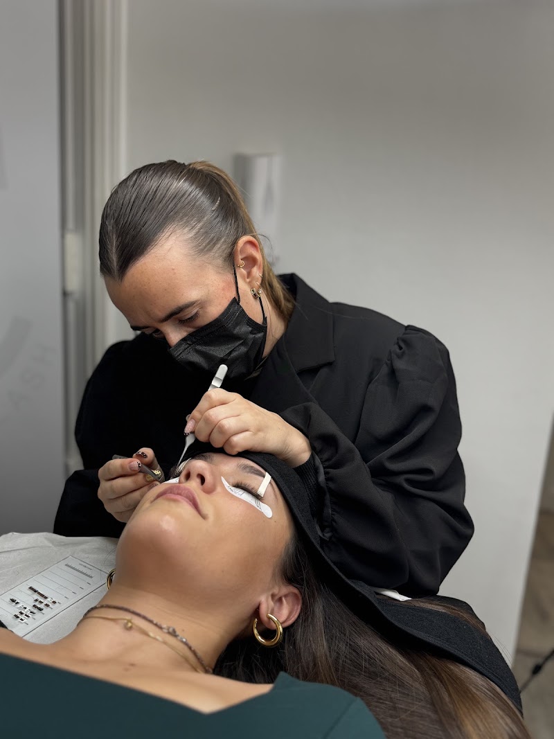AIME Institut | Spécialiste du regard à Bordeaux Chartrons - Embellissement des cils et sourcils