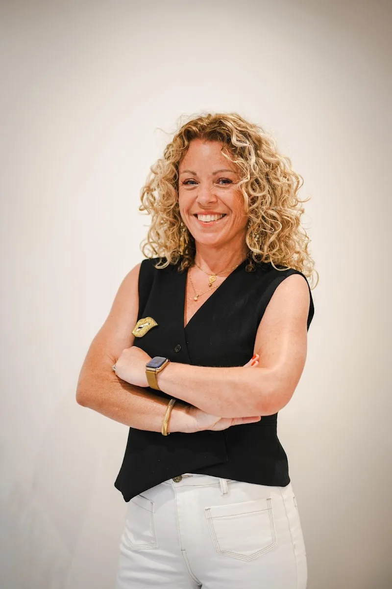 Patricia Gardie massages Renata França