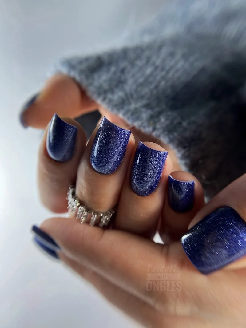 Lucette fait ses ongles
