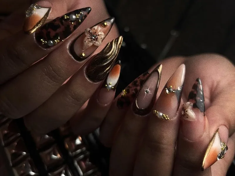 Blushmarine : nail artist , strass dentaire, maquilleuse & coiffeuse studio