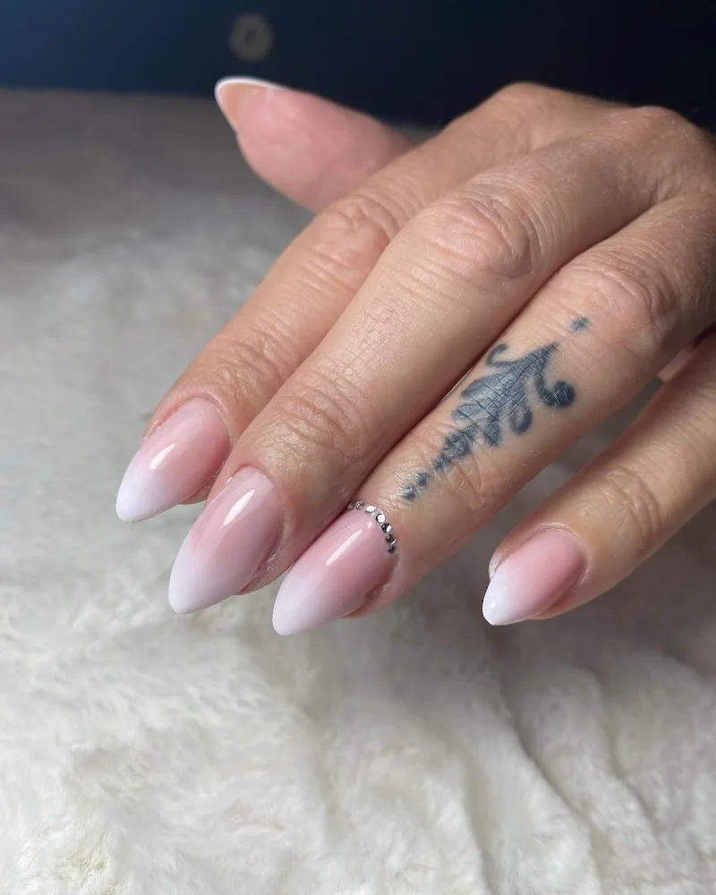 Marie & Eliza Nails . Prothésiste Ongulaires Bordeaux - Pose vernis semi permanent, Gel Chablon et Capsules GEL X. Nail Art