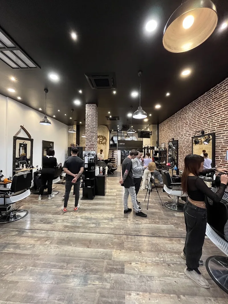 Everyone Speaks Coiffeur Homme Barbier