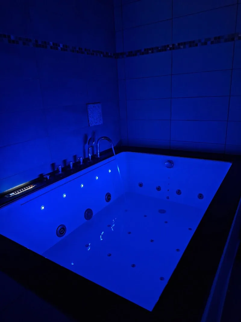 Suite Darcy & Spa – Love Room Dijon Jacuzzi & Parking