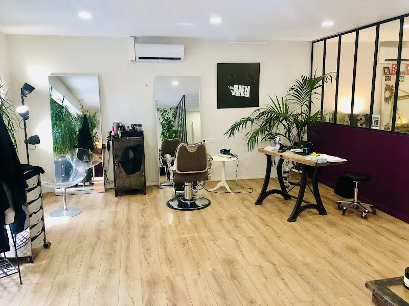Petite Confidence - Coiffure Toulouse - Photo de couverture - OneBooking