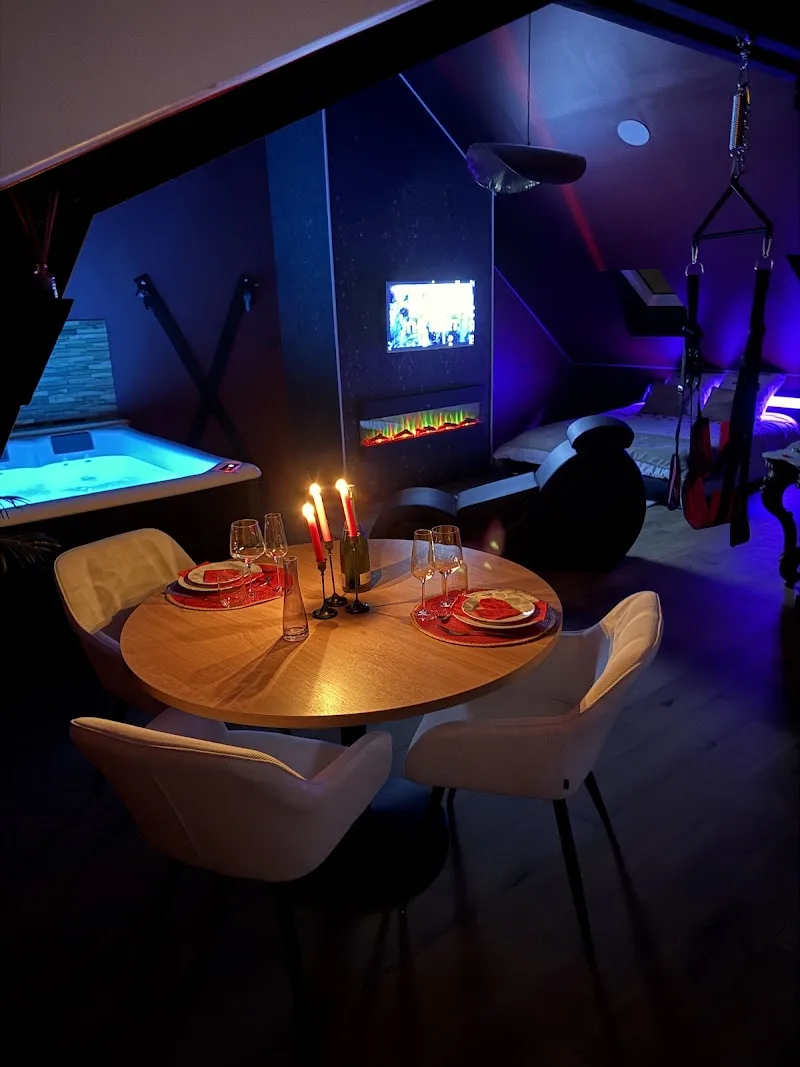 Love Room Fougères – Jacuzzi Privatif