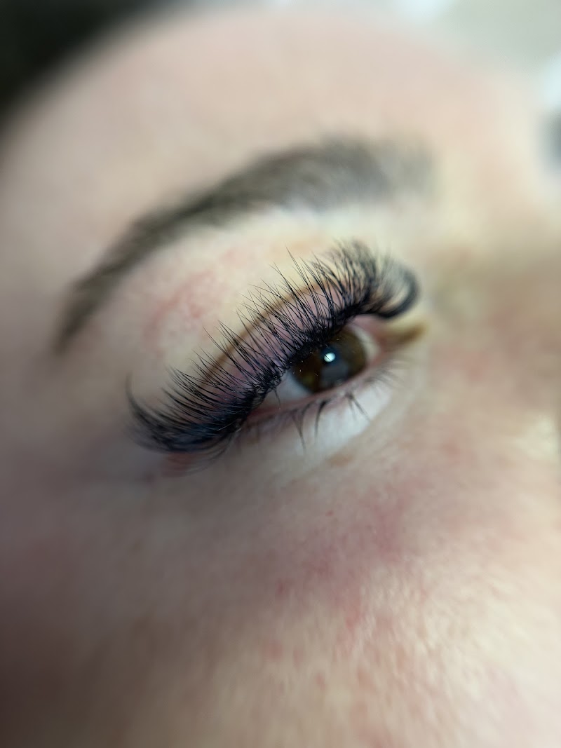 AM Beauty Artist , Technicienne en onglerie, cils et sourcils