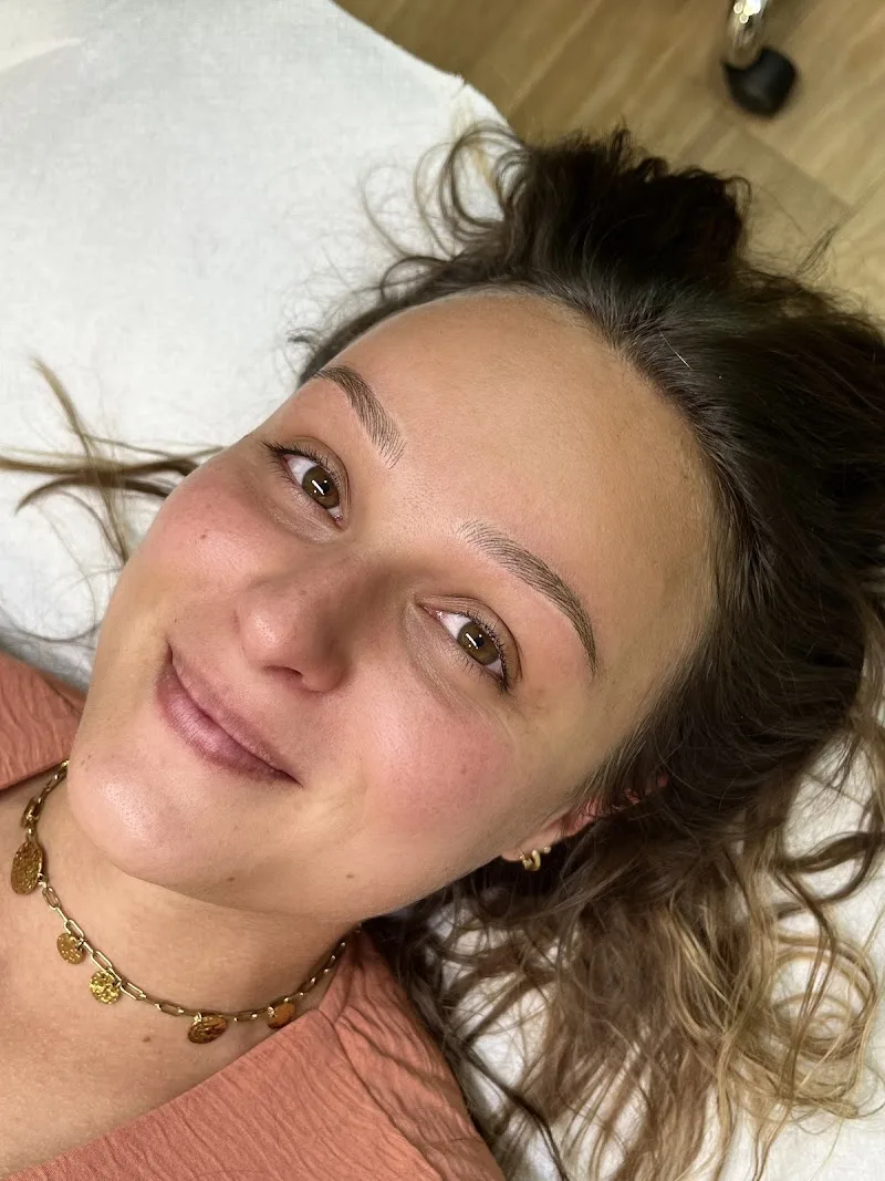 Brows Dynasty - Maquillage semi-permanent et extensions de cils Bordeaux