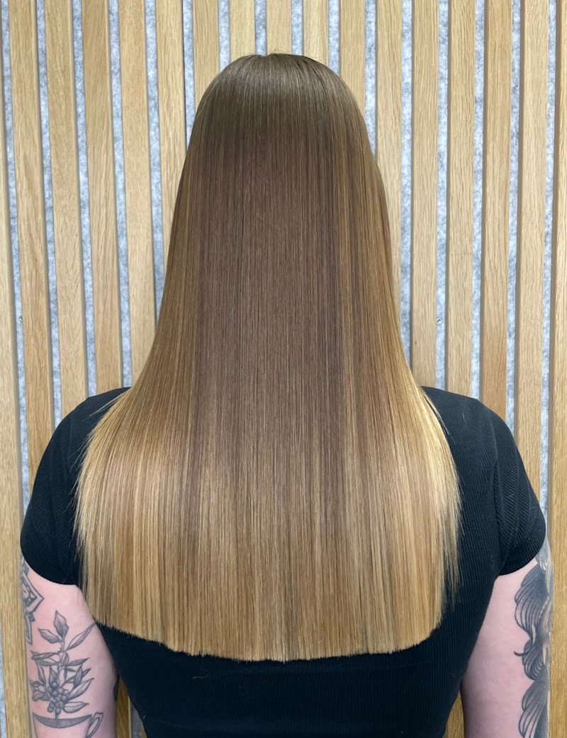 Friseur München - AURA - your hair your aura - Coiffure Munich - OneBooking