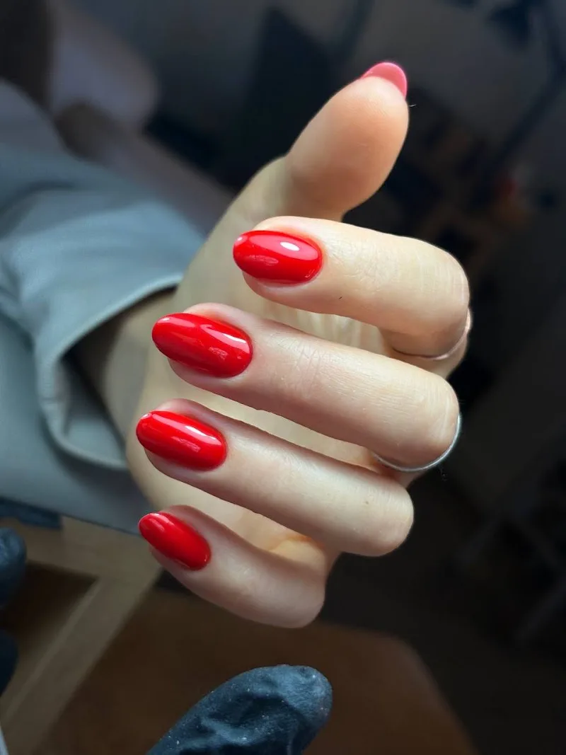 Llarusa - russian manicure, BIAB, pedicure, henna brows, threading, facials, body sculpting massage, pestañas, Barcelona