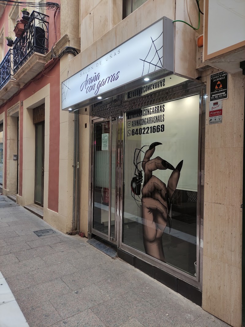 Salon de uñas Araña con Garras