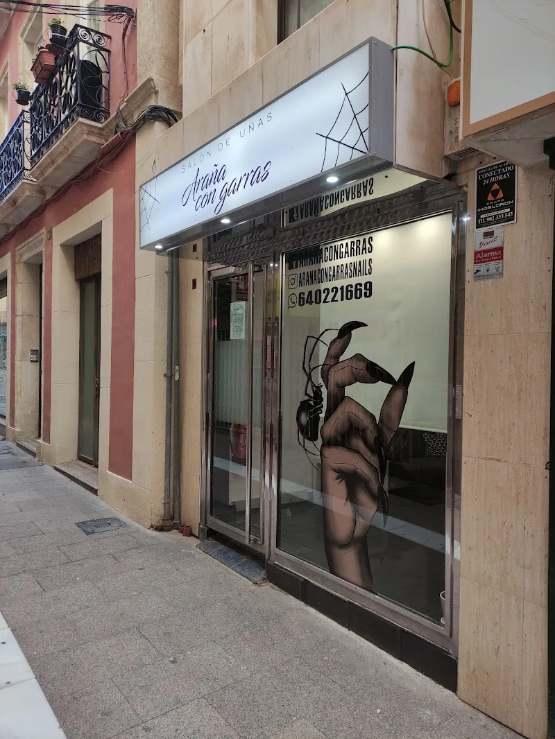 Salon de uñas Araña con Garras