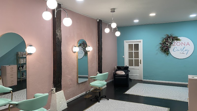 Zona Curly, los Expertos en Método Curly de Bilbao☀︎Creamos contigo la Rutina y el Color que realzan tus Rizos,Ondas y Afro - Coiffure Bilbao - OneBooking