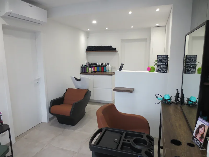 Kapsalon Lokeren - In Weave, Make-up, Bruidskapsels en Hair Extensions - Coiffure Lokeren - OneBooking