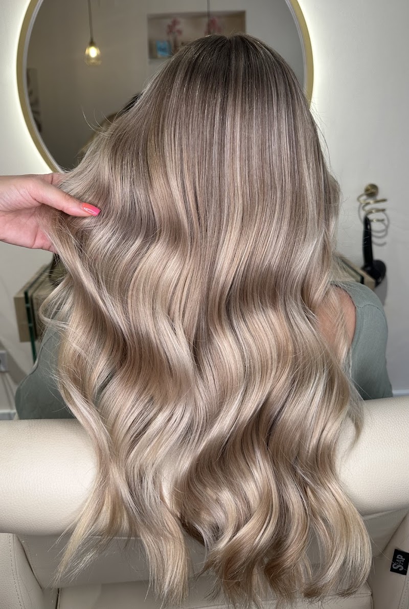 Lily Hair Studio - Blonde Experts | English-Speaking Salon - Coiffure Barcelona - OneBooking