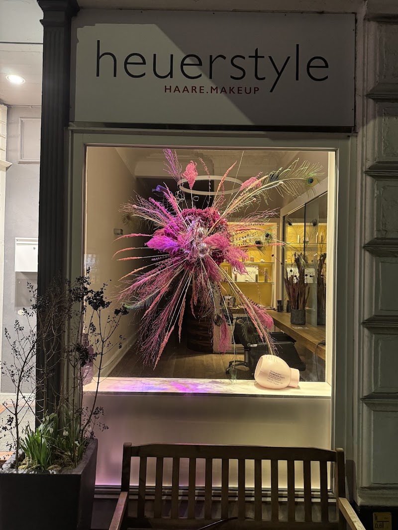 Heuerstyle Haare und Make-Up (Friseur Hamburg Spezialist für Haarschnitt, Farbe und Balayagetechniken - Coiffure Hamburg - OneBooking