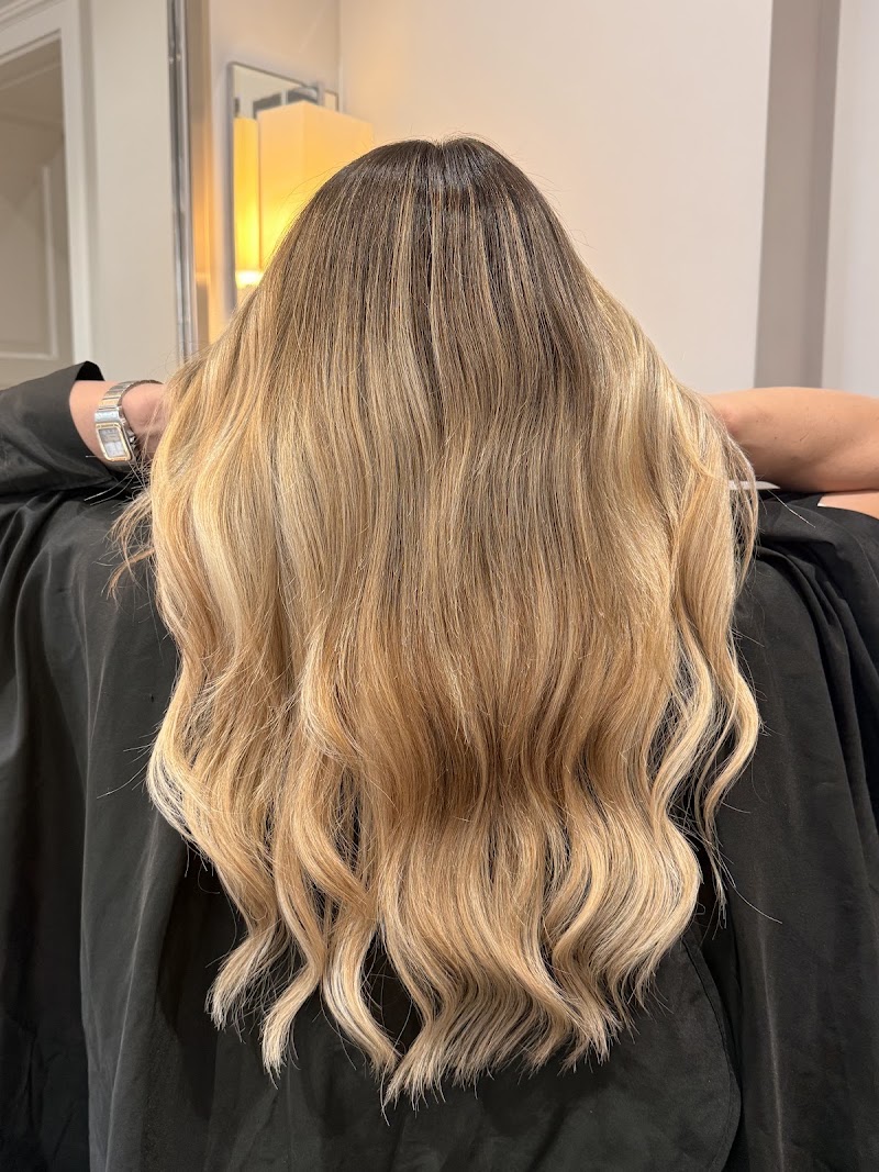 NANIELLE HAIR Weft Extensions - Coiffure Munich - OneBooking