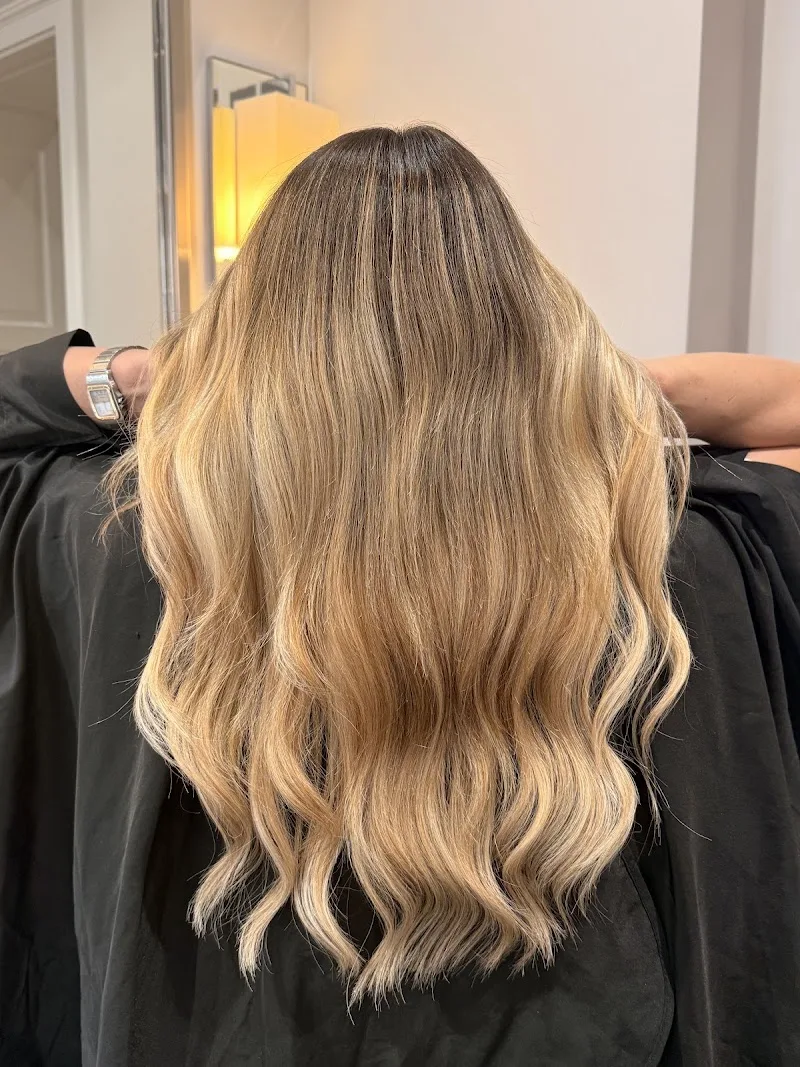 NANIELLE HAIR Weft Extensions - Coiffure Munich - OneBooking
