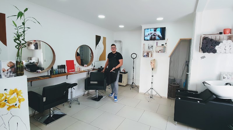 Johnny Hair Budapest