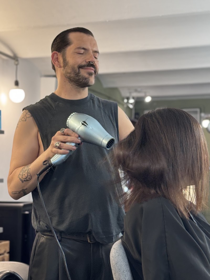 SALÓN 223 - Peluquería en Barcelona - Coiffure Barcelona - OneBooking