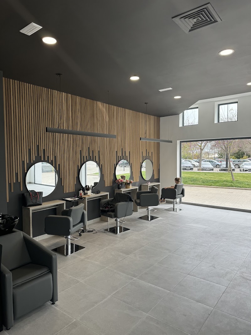 KK Hair Salon/ Salon de belleza 🌺 - Coiffure València - OneBooking
