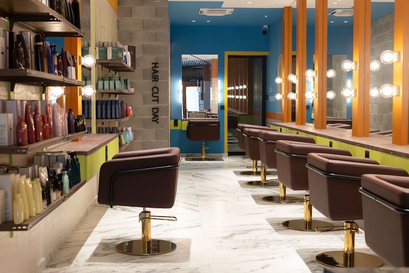 Hair Cut Day Travessera Salón Peluquería Barcelona - Coiffure Barcelona - OneBooking