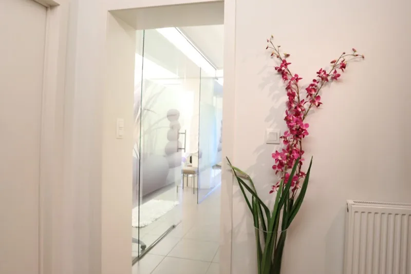Jolie Cosmetics Beauty & Skin Expert