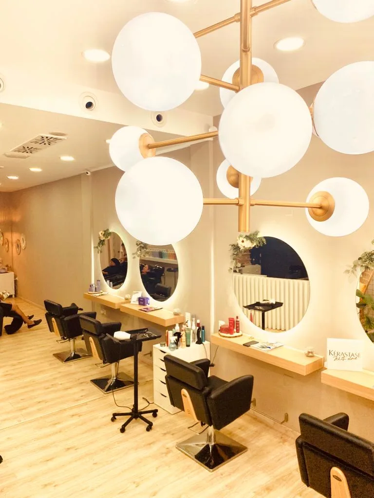 Salón de Belleza Bella Hair Studio · Peluquería