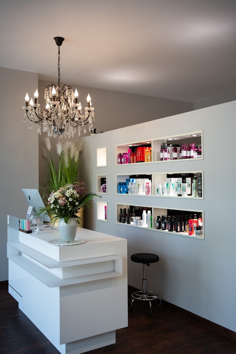 Salon by Amiri - Friseur Sendling für Balayage und Locken - Coiffure Munich - OneBooking