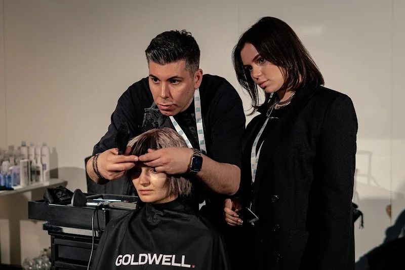 D. Machts Lounge Friseur Berlin F200