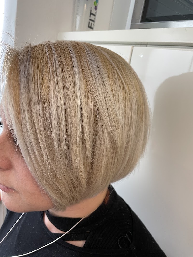 Nesrin Private Hairlounge - Friseur München Maximilianplatz - Balayage - Blond & Extensions - Coiffure Munich - OneBooking