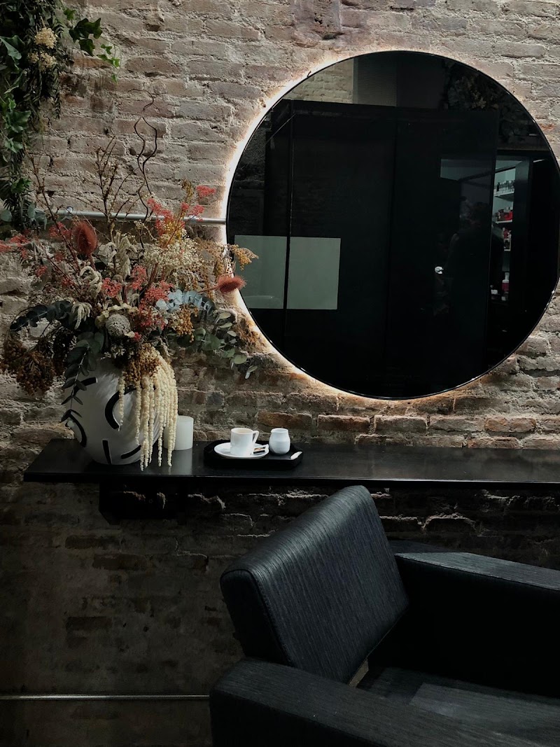 UNIT3 Hair Salon - Coiffure Barcelona - OneBooking